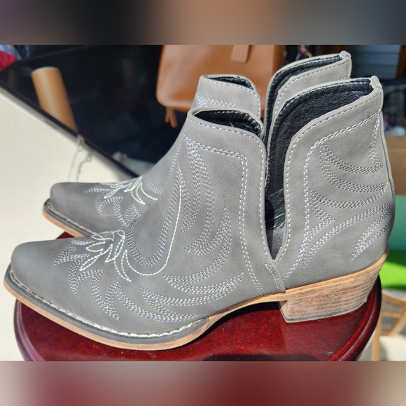 Roper Gray Ankle Booties with Western Flair - Picture 2 of 8